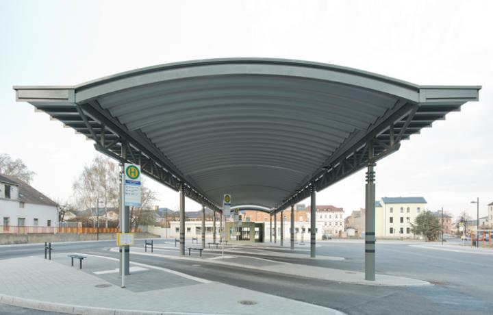 1-schalige Freiflächenüberdachung, Busbahnhof