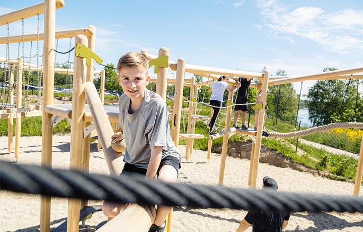 Junge klettert über den Klettertrail