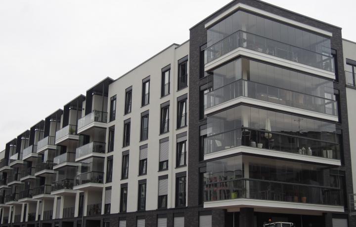 Balkonfassade, bestehend aus rahmenloser Lumon Balkonverglasung und Glasgeländer, Beispiel Neubau-Objekt in Mainz - Dock 1