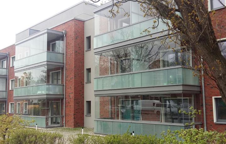 Rahmenlose Lumon Balkonverglasungen in Verbindung mit dem Glasgeländer, Beispiel Neubau-Objekt Hamburg